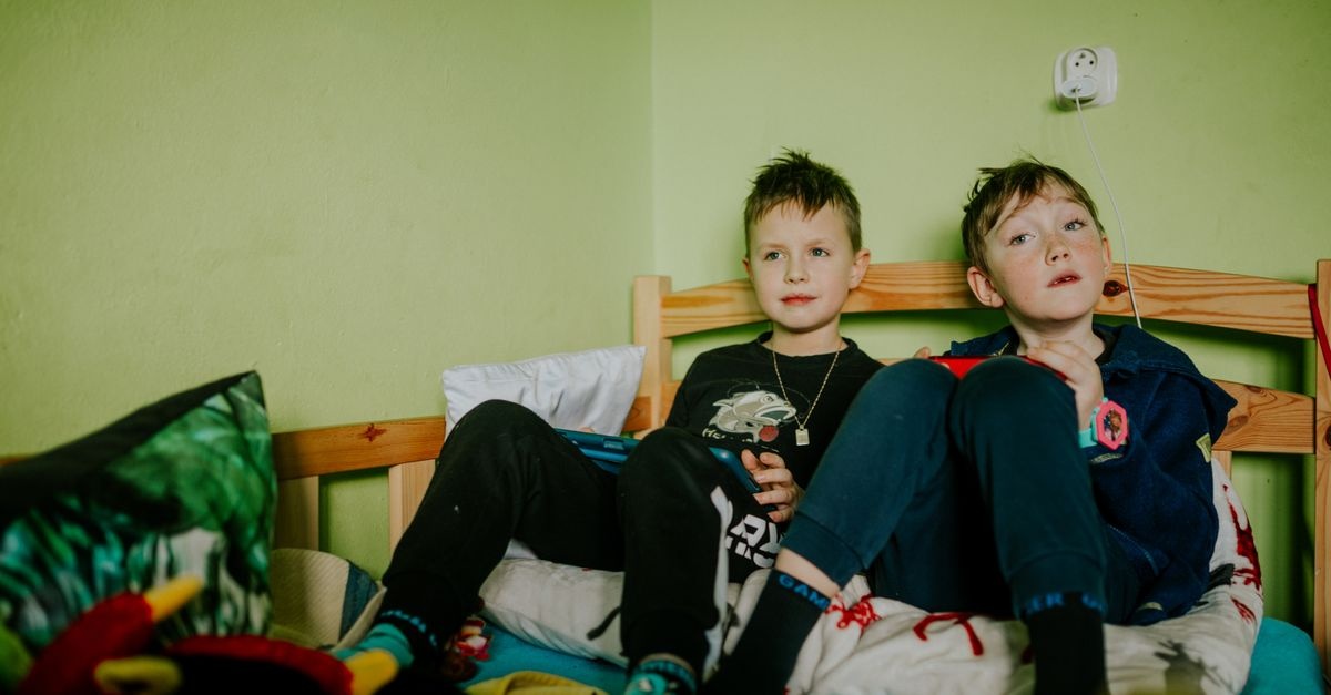 Gdy jedno zasypia, a drugie dopiero się rozkręca: jak ogarnąć różne pory snu rodzeństwa bez stresu
