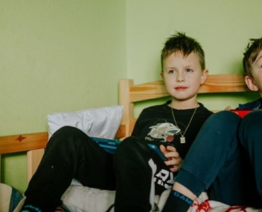 Gdy jedno zasypia, a drugie dopiero się rozkręca: jak ogarnąć różne pory snu rodzeństwa bez stresu
