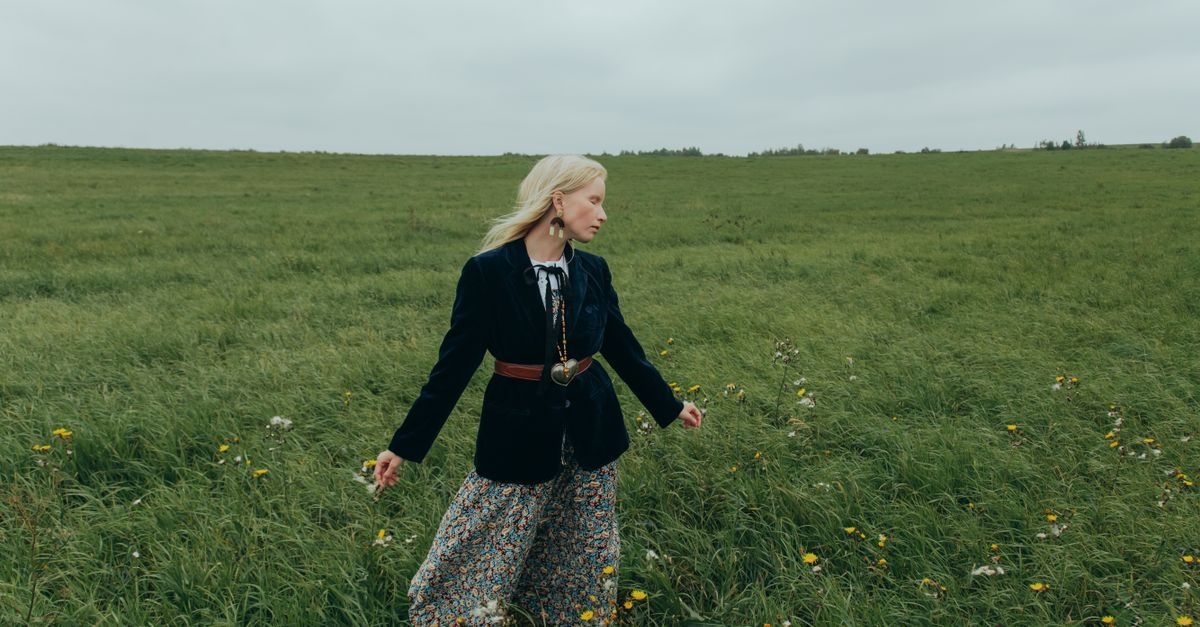 Aksamitna marynarka na co dzień: 7 stylizacji, które dodają szyku bez wysiłku