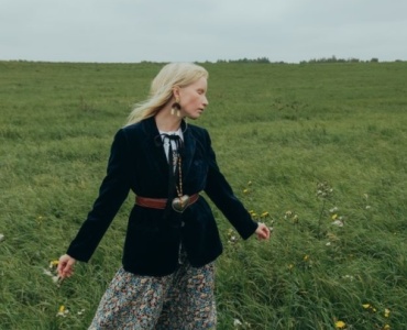 Aksamitna marynarka na co dzień: 7 stylizacji, które dodają szyku bez wysiłku