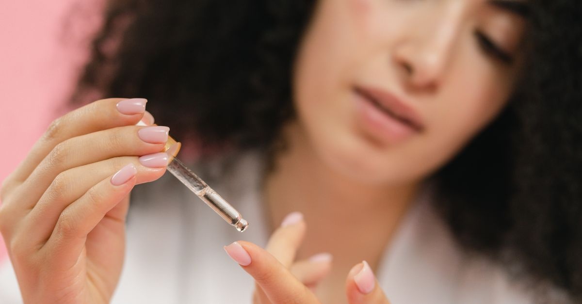 Jaką bazę wybrać przy przebarwionych paznokciach? Sposoby na zdrowszy wygląd i trwały manicure