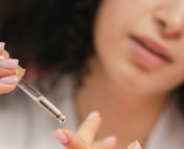 Jaką bazę wybrać przy przebarwionych paznokciach? Sposoby na zdrowszy wygląd i trwały manicure