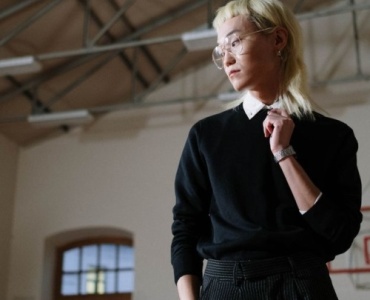 Androgyniczny styl z nutą miękkości: proste triki na bardziej subtelny look